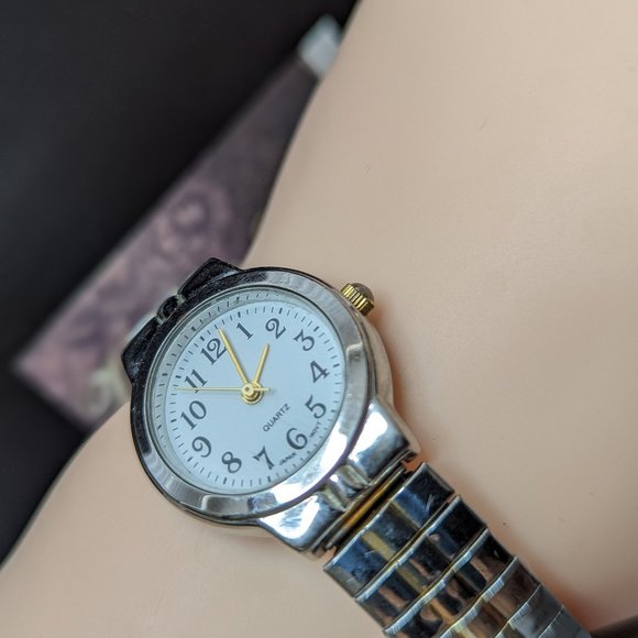 Classic Wrist Watch Vintage Easy to read Hands Dial and is Working new battery - Picture 3 of 7